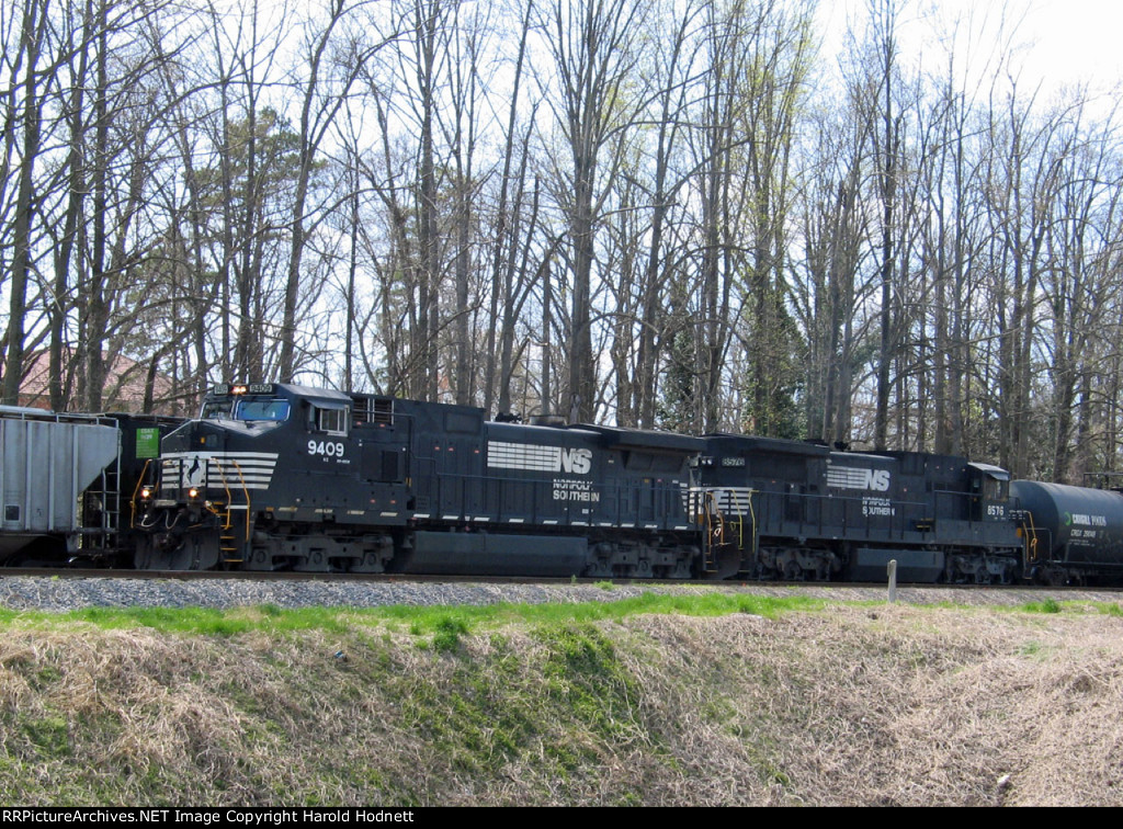 NS 9409 & 8576 lead train 349 eastbound